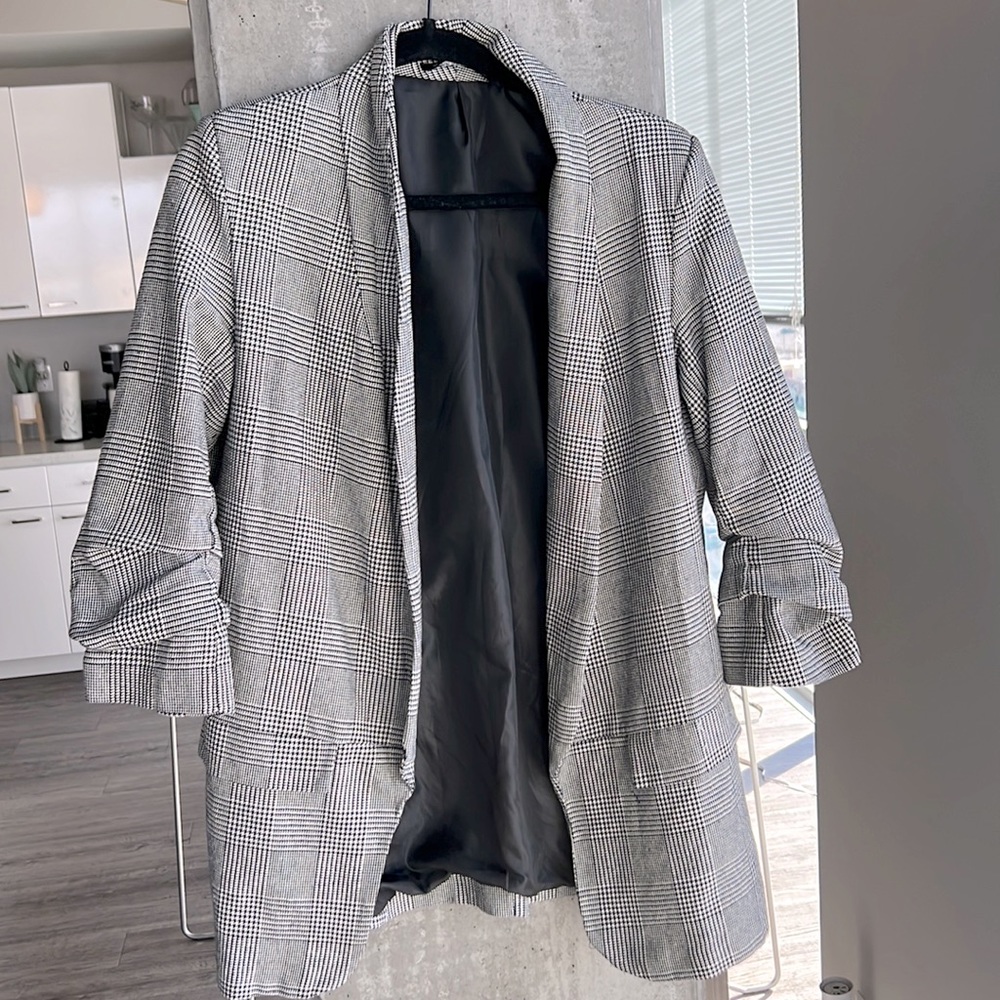 Boohoo lightly worn open blazer perfect for a trendy business look or interview